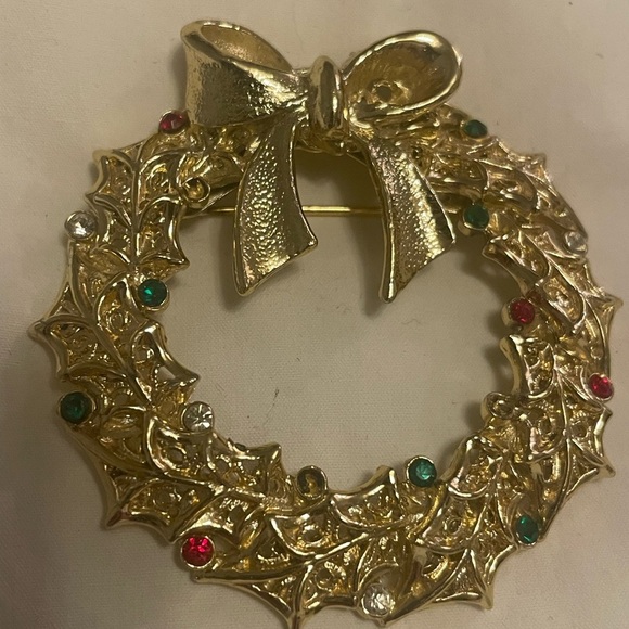 3 Vintage Christmas brooches. Wreath, enamel boot, and rhinestone candle. - Picture 2 of 9